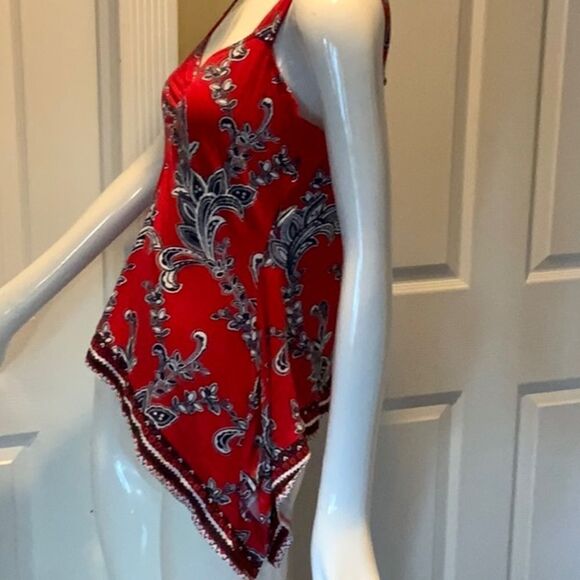 VENUS floral shark bite hem top - Picture 3 of 6